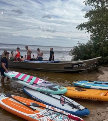 Корпоратив на Київському морі: вітер відніс від берега 21 людину на SUP-дошках