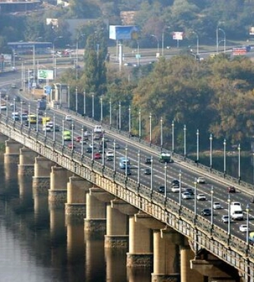 Движение ограничат на мосту Патона, Набережно-Рыбальской и ещё двух участках Киева