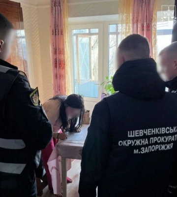 Спроба продати двох маленьких дівчаток за $2000: судитимуть 22-річну горе-матір