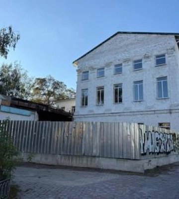У Полтаві містяни самотужки прибрали паркан навколо будівлі колишнього кінотеатру імені Котляревського