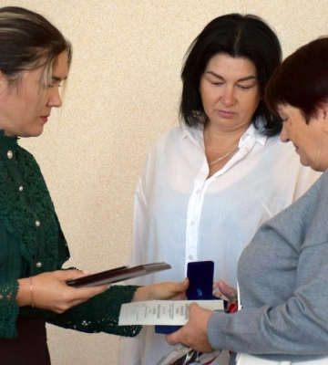 У Нових Санжарах мамі та сестрі загиблого воїна Віталія Гужви вручили його посмертні нагороди