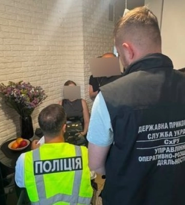 $10 000 за побег в Румынию через лес: в Днепре пограничники разоблачили организатора незаконного перевозки. ФОТОРЕПОРТАЖ