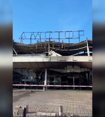 Дрон РФ уничтожил ТЦ "Амстор" в Запорожье: от торгового центра осталось пепелище (видео)