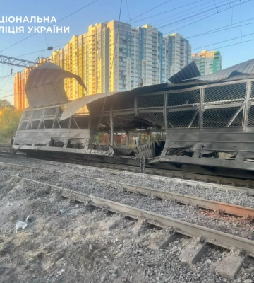 Огромная воронка и побитые рельсы: как выглядит станция "Никольская Слободка" после прилета баллистики