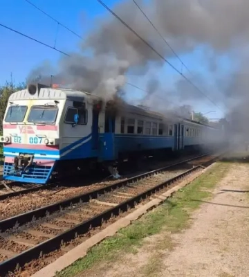 На Харківщині РФ вдарила по приміському поїзду: загинула людина, є поранені