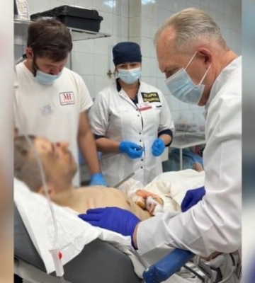 У Дніпрі рятують чоловіка, якого закрили від вибуху мама та брат