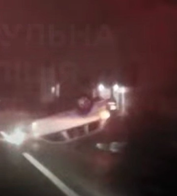 У Луцьку п'яний водій на Opel в'їхав у припарковане авто і перекинувся. Відео