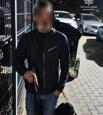 В Одесі затримали чоловіка за пошкодження машин в автосалоні