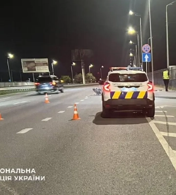 В Киеве 24-летняя мотоциклистка погибла после падения на отбойник