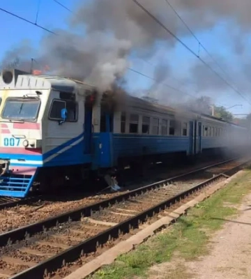 Росія вдарила дроном по електропоїзду на Харківщині: шестеро постраждалих, один загиблий