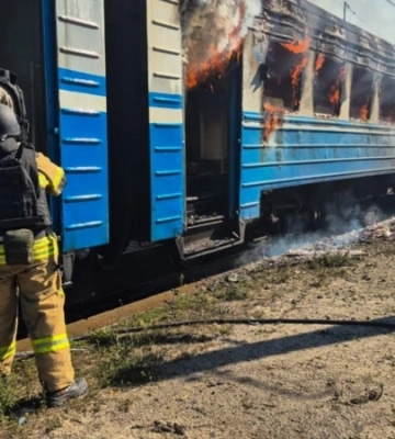 Одна людина загинула, 8 постраждали через удар РФ по електричці на Харківщині – ДСНС