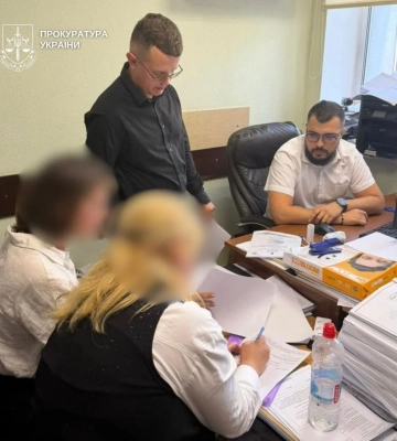 В Киеве бухгалтеру Управления образования сообщили о подозрении в связи с переплатой за вывоз листьев