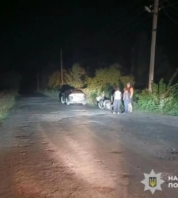 На Рівненщині 21-річний мотоцикліст врізався у припарковане авто: водій був без шолома