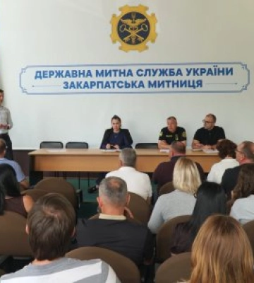 Черги вантажівок та повітряні тривоги: Закарпатська митниця закликає бізнес змінити логістику