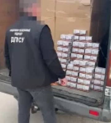 На Буковині затримали мікроавтобус із 22,5 тис. пачок контрафактних сигарет