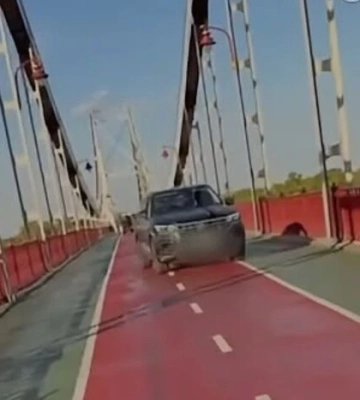 Затримано водія, який їздив пішохідним мостом у Києві: як він пояснив свої дії поліції