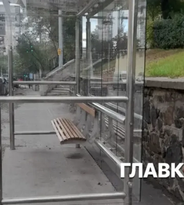 На напівзруйнованій Лук’янівці з'явилися скляні зупинки: мережа обурена
