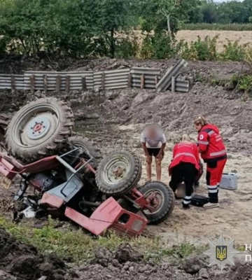 Поліцейські встановлюють обставини ДТП, у якій загинув тракторист