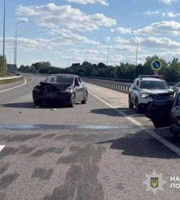 На автодорозі Київ-Харків Tesla зіткнулася з ВАЗом
