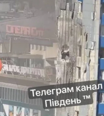 В Одессе на видео зафиксировали момент попадания «Шахеда» в многоэтажку
