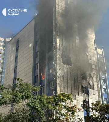 Росіяни вдарили по бізнес-центру в Одесі — є поранені