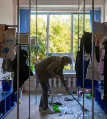 Приехали разбирать завалы. Жена Юрия Ткача рассказала, что рядом со школой её дочери упала ракета