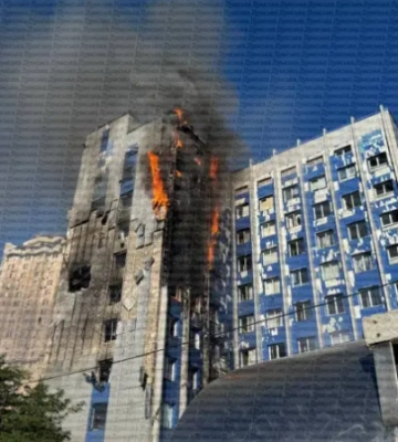 Ворог атакував адмінбудівлю в Одесі: пожежа охопила кілька поверхів, є поранені. Відео