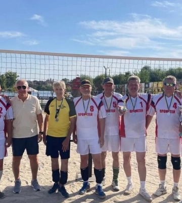 Команда з Кам’янського здобула «срібло» на ветеранському турнірі з пляжного волейболу