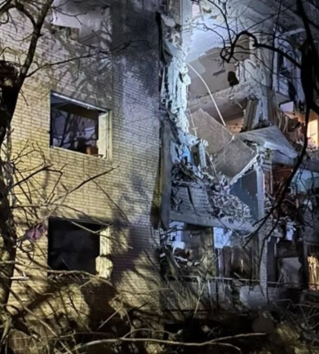 Вибухи в Сумах: росіяни вдарили КАБом по багатоповерхівці, під завалами шукають людей