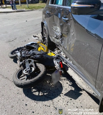 На Черкащині елітний автомобіль не пропустив мотоцикл: є поранений