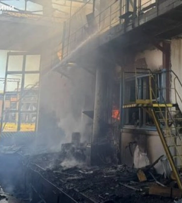 Троє поранених і пожежа на підприємстві: РФ атакувала Слов’янськ. ФОТОрепортаж