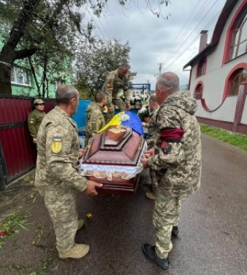 Рахівська громада попрощалася з полеглим Героєм Ярославом Савуляком (ФОТО)