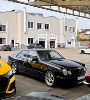 Волк в овечьей шкуре: в Украине заметили 30-летний Mercedes с максималкой 330 км/ч 