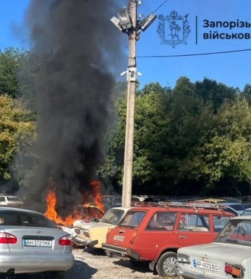 Ворог з ранку суботи тероризує Запоріжжя: дрони влучили по автомобілях, один чоловік постраждав