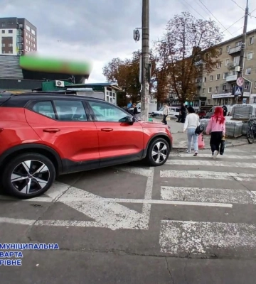 У Рівному за тиждень винесли 500 поставнов за неправильне паркування