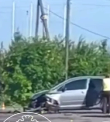 На Волині авто після зіткнення врізалося в паркан і перекинулося. Відео