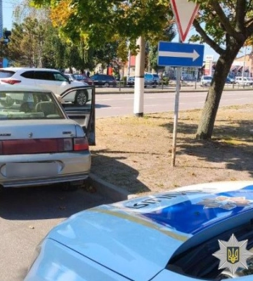 У Горішніх Плавнях автомобіль збив велосипедиста