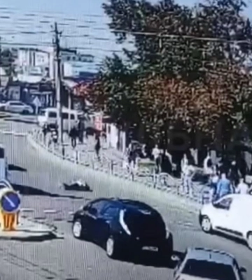 У Луцьку на Сорності водій BMW наїхав на людину і поїхав геть. Відео