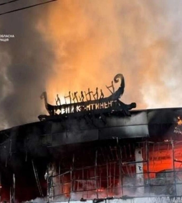 Россияне атаковали ТЦ в Днепре: бушует пожар, есть раненые