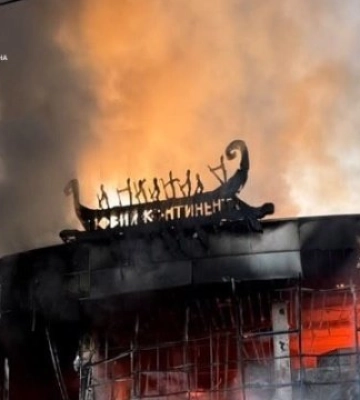 Війська РФ вдарили по торговельному центу в Дніпрі. Відео