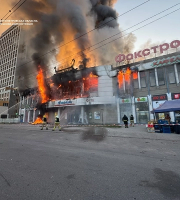 У Дніпрі горить ТЦ, є постраждалі: що відомо про сьогоднішні атаки