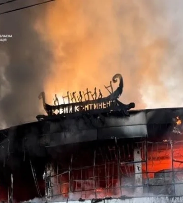 Видео: Россия нанесла удар по торговому центру в Днепре, возник пожар