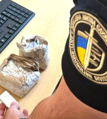 6 кг срібла порушник митного законодавства сховав у кошик зі сміттям