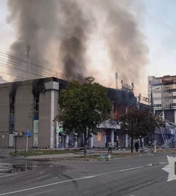 Поліція Дніпра працює на місці ворожого удару по торгівельному центу