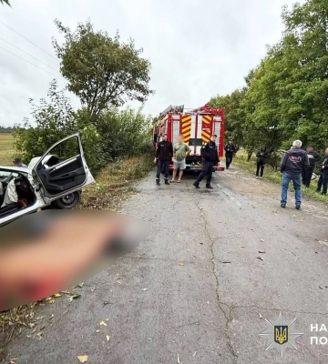 На Рівненщині легковик виїхав у кювет та врізався у дерево: є загиблі, - поліція