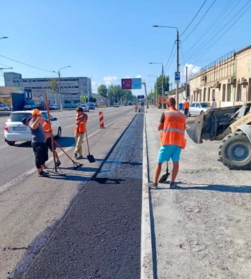 На Миколаївській дорозі в Одесі укладають нове асфальтне покриття 