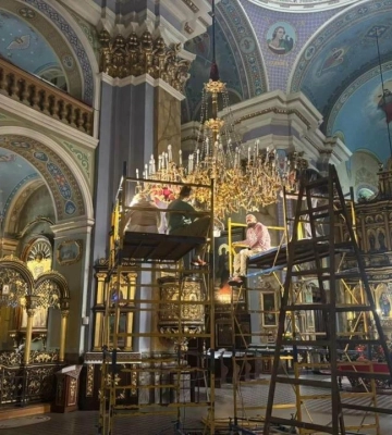 У Львові реставрують історичні люстри та світильники Преображенської церкви