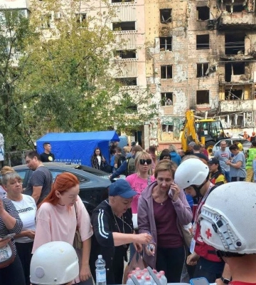 Пункт помощи УКК работает в Запорожье на месте ликвидации последствий российского нападения с использованием БПЛА