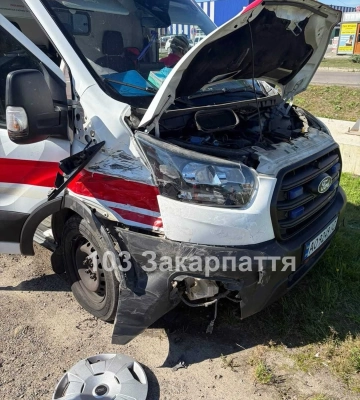 На Закарпатті швидка з важким пацієнтом потрапила у ДТП