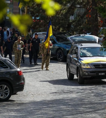 Повернувся "на щиті": Ужгород сьогодні попрощався зі ще одним Героєм – 24-річним солдатом Олегом Вороном